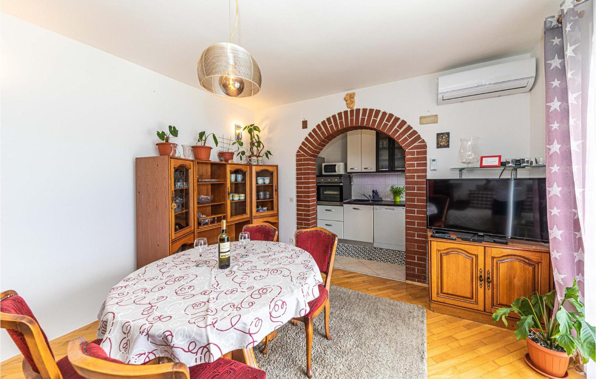 2 Bedroom Beautiful Apartment In Okrug Gornji Trogir Dış mekan fotoğraf