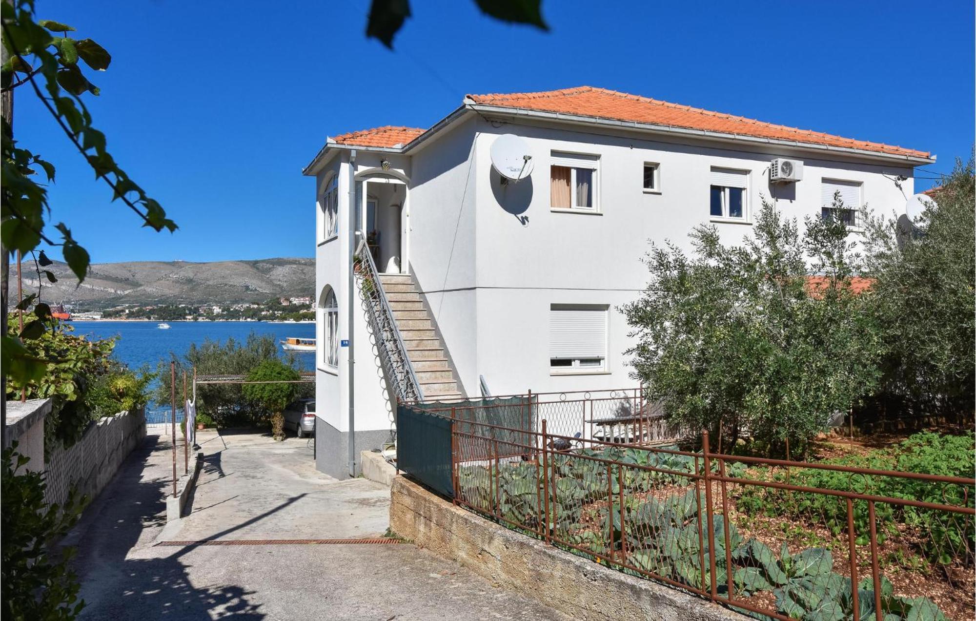2 Bedroom Beautiful Apartment In Okrug Gornji Trogir Dış mekan fotoğraf